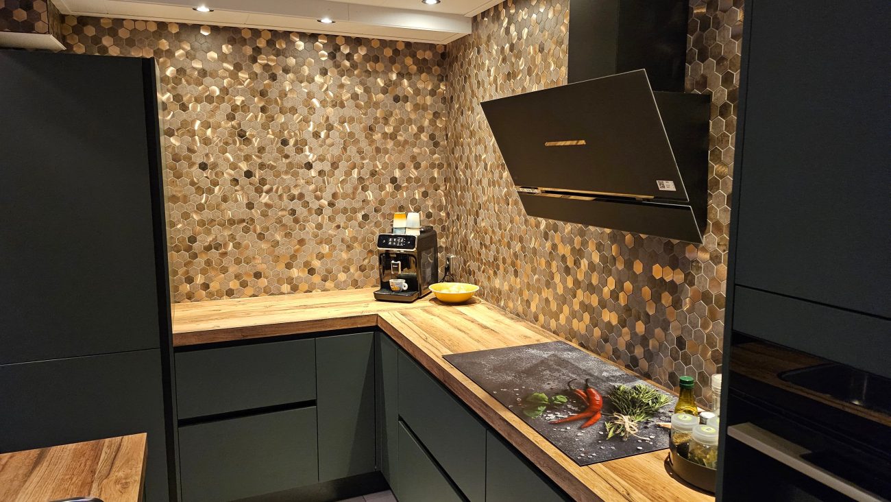 keuken-gouden-mozaiekwand