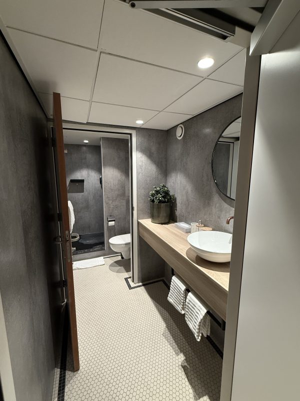 badkamer-betonlook-sanitair