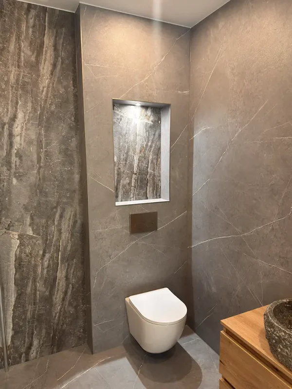 badkamer-marmer-met-toilet