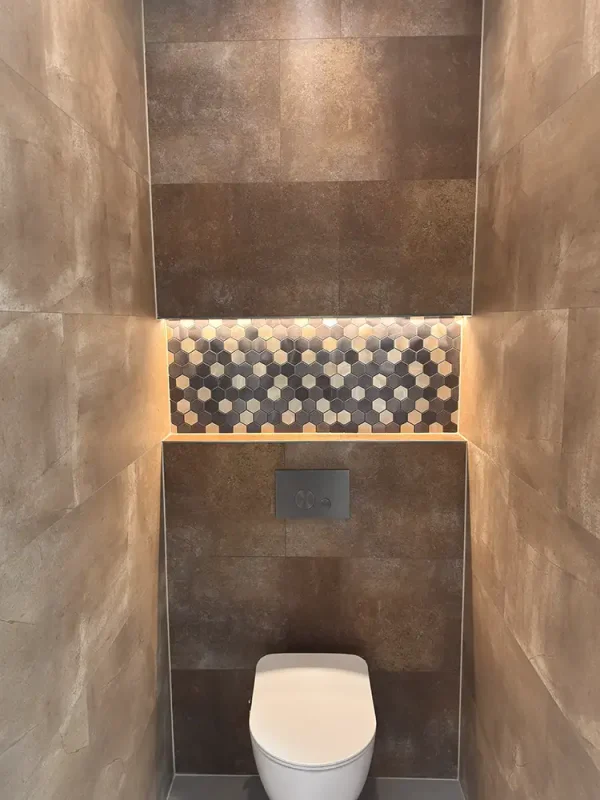 toilet-met-bronzen-panelen