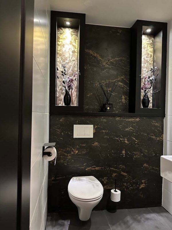 natuursteen-wandpaneel-black-gold-toilet