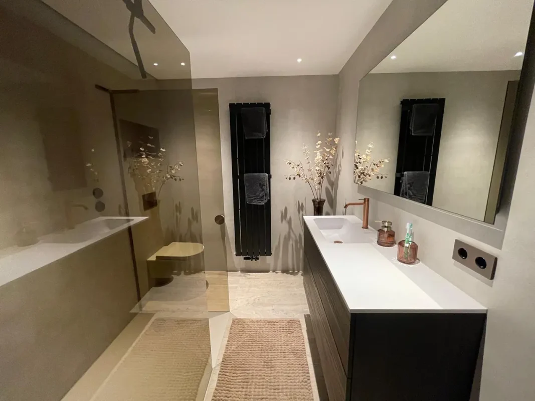 scandinavisch-beton-cire-licht-badkamer-muur