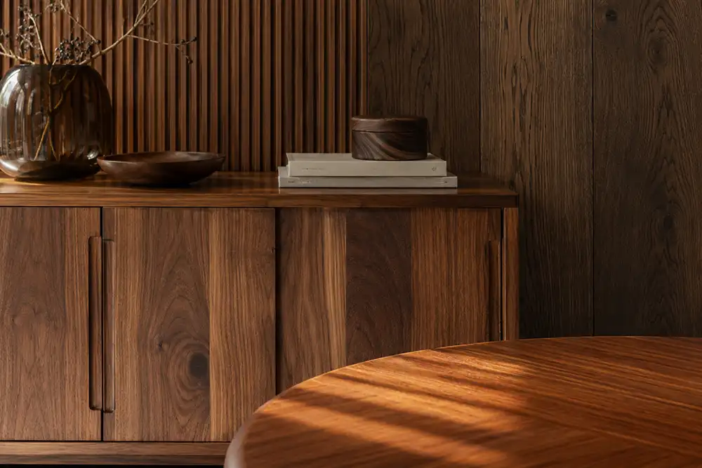 close up van teak walnoot en donker eiken in interieur