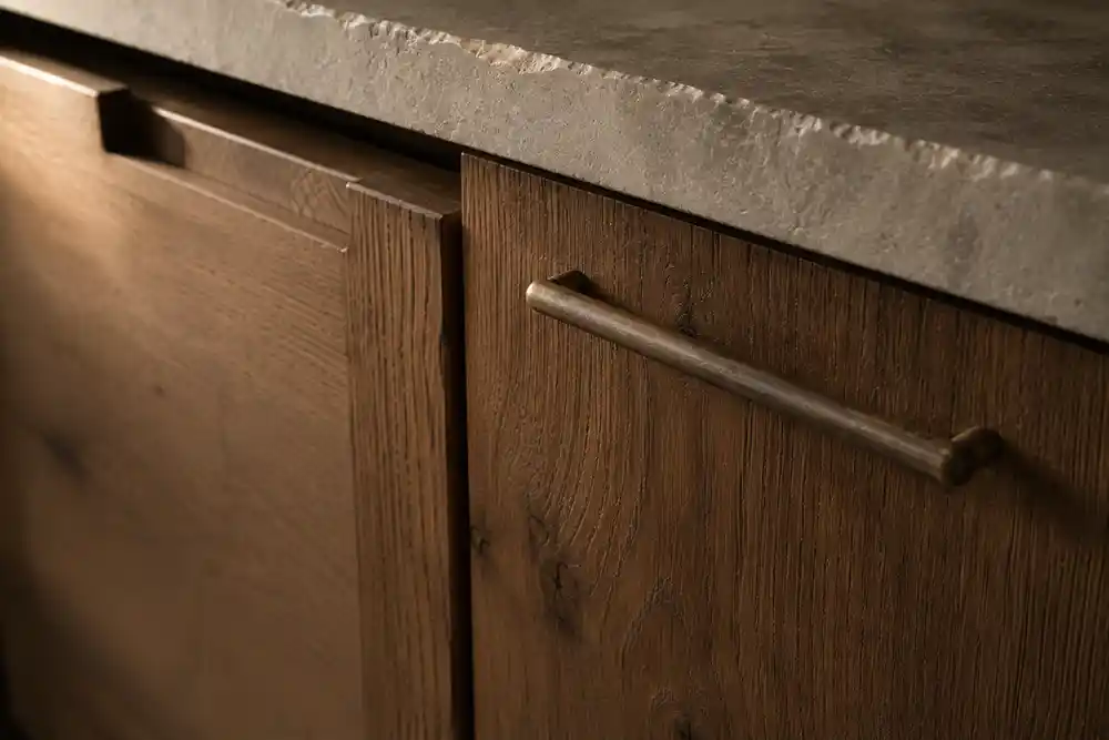 houten keukenfront met bronzen greep en natuurlijke structuur
