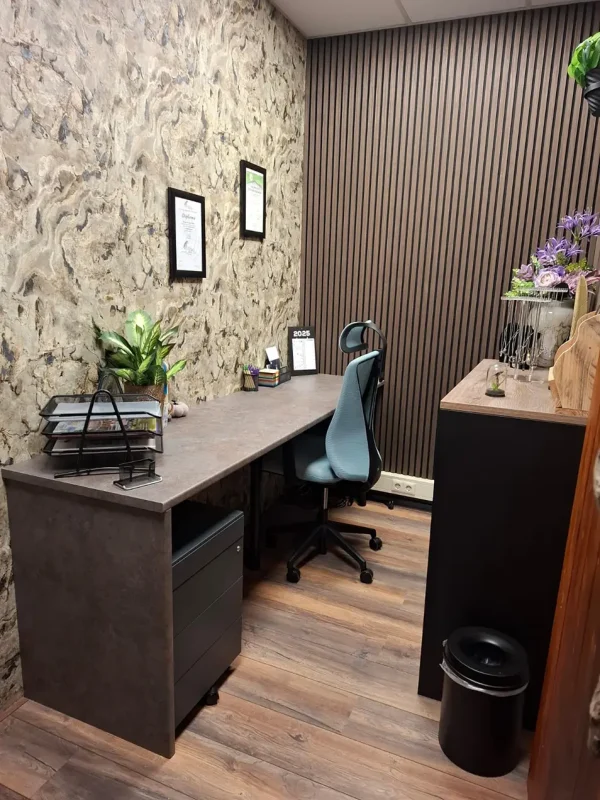 werkkamer-akoestische-panelen-hout-donker-gerookt-naturel-eiken-bruin