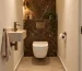 chique compact toilet met marmer en brons