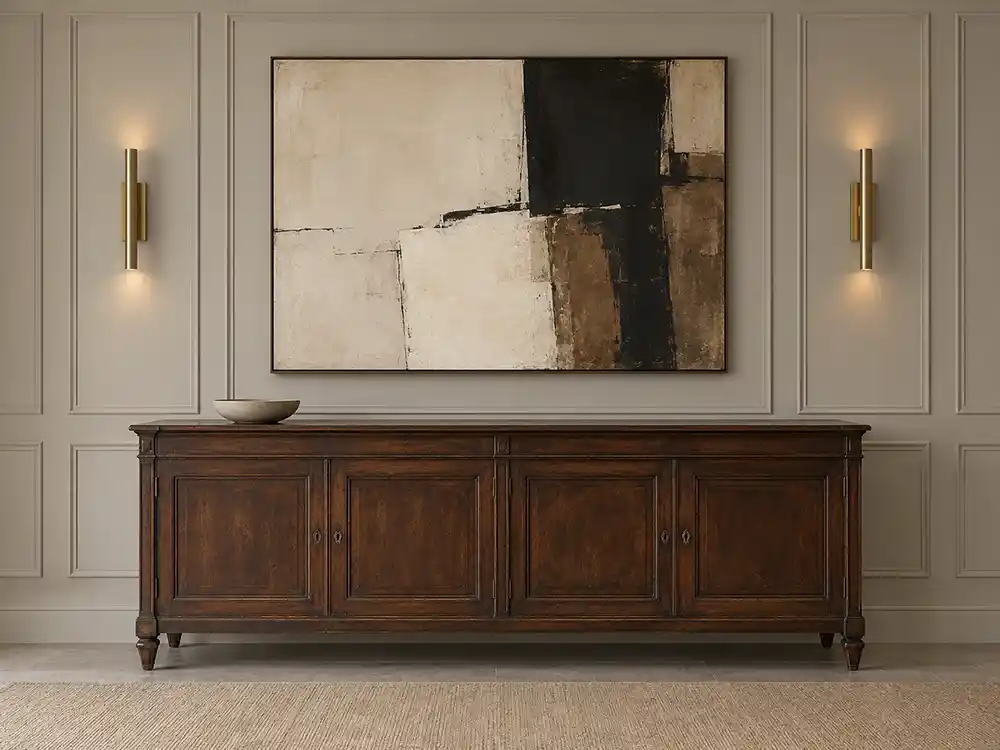modern klassieke wand met antiek dressoir